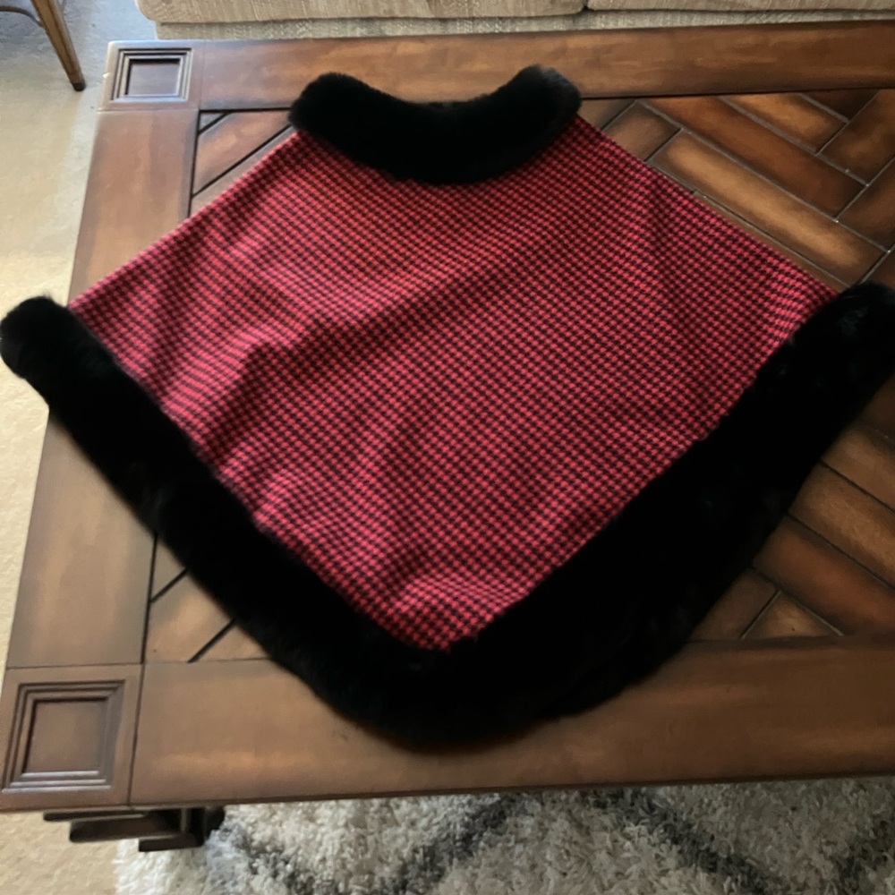 ❤️ Ladies Faux Fur Trimmed Poncho O/S